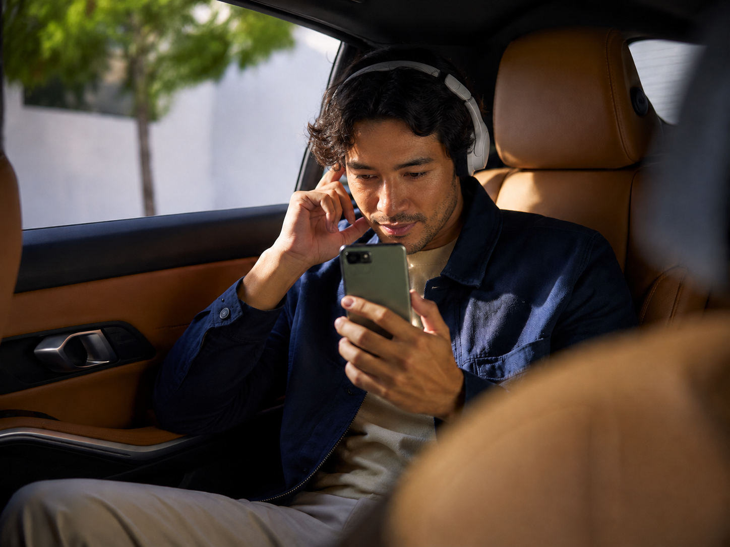 Viajero revisando su celular en el auto después de la estadía
