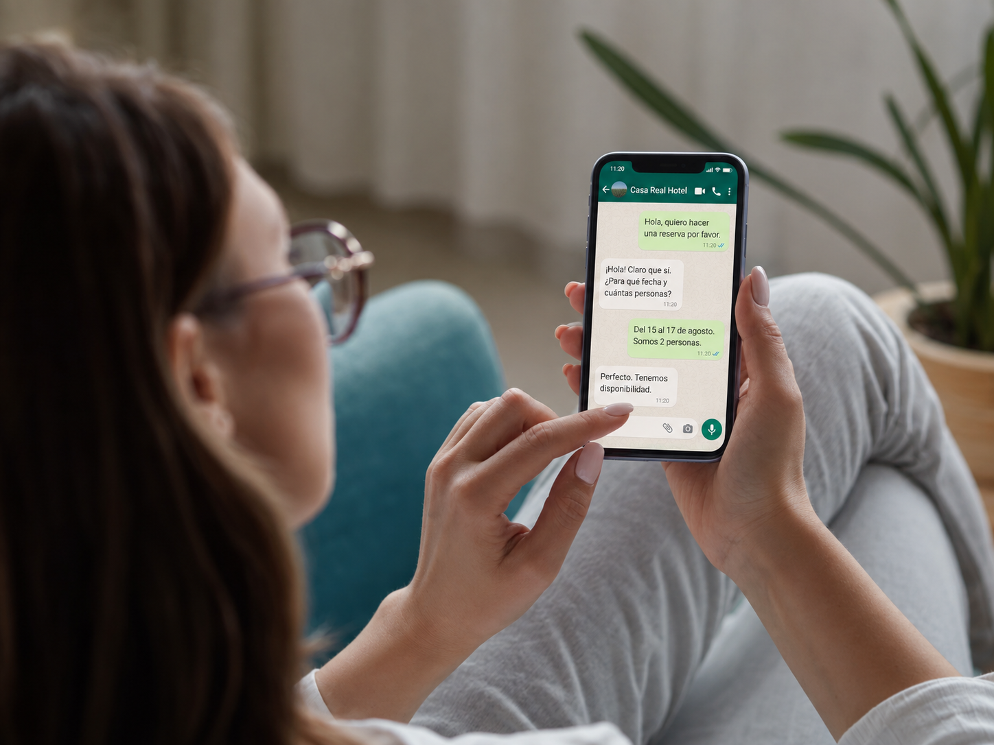 Huésped reservando por WhatsApp con el hotel desde su celular